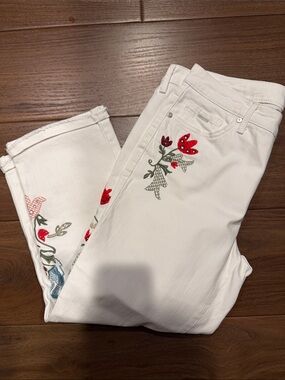 Nine West White Jeans with Red & Pink Floral Embroidery Size 8